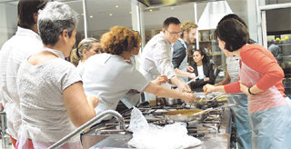 프랑스 파리 샹젤리제 인근에 있는 요리 스튜디오 ‘아틀리에 데 셰프’에 모인 사람들이 요리사의 설명에 따라 식재료를 다듬고 있다. 파리=김현진 사외기자
