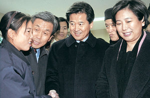 현대아산 현정은 회장(오른쪽)과 김윤규 부회장(왼쪽에서 두 번째)이 지난해 12월 15일 개성공업지구 리빙아트 공장의 첫 제품 생산기념식 후 정동영 통일부 장관과 함께 공장을 둘러보고 있다. 김 부회장은 이때만 해도 정부는 물론 현 회장과도 원만한 관계를 유지하고 있었다. 동아일보 자료 사진