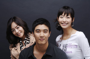 MBC 새 일일연속극 ‘맨발의 청춘’은 젊은 남녀의 풋풋한 사랑과 그들의 가족들이 겪는 일상을 담백하게 그릴 예정이다. 왼쪽부터 우희진, 강경준, 정애연. 사진 제공 MBC
