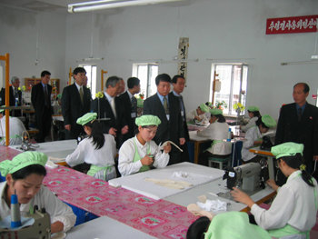 1일 남측의 안동대마방직이 북측 새별총회사와 함께 평양에서 창업식을 가진 평양대마방직합영회사의 공장 내부. 이 회사는 남과 북이 함께 공동 경영을 하는 첫 번째 회사이다. 평양=하태원 기자