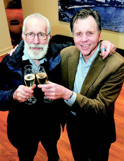 샴페인 자축헬리코박터 파일로리를 발견한 공로로 2005년 노벨의학상을 수상하는 로빈 워런 씨(왼쪽)와 배리 마셜 박사가 3일 호주 퍼스의 한 카페에서 샴페인을 들고 자축하고 있다. 퍼스=로이터 연합뉴스