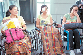 인도네시아 발리 폭탄테러 피해자인 백순남 신은정 정성애 씨(왼쪽부터)가 3일 인천국제공항을 통해 입국한 뒤 취재진의 질문에 대답하고 있다. 인천=강병기 기자