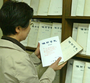 5일 ‘한국학보’의 종간호를 발간한 일지사의 김유진 편집장이 종간호(120호·왼쪽)와 1975년 창간호를 살펴보며 아쉬운 마음을 달래고 있다. 권주훈 기자