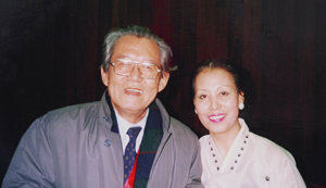 생전의 윤이상 선생(왼쪽)과 함께한 윤인숙 씨.