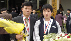 제40회 전국기능경기대회에서 금메달을 나란히 목에 건 충남 홍성공고 김원중 교사(왼쪽)와 그의 아들인 논산공고 3학년 용완 군. 사진제공 충남교육청