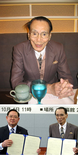 오에 시노부 일본 이바라키대 명예교수(오른쪽)와 이상우 한림대 총장이 4일 한림대 연암관 2층 회의실에서 서적 등 1만8000여 점의 기증 협약서를 교환하고 있다. 사진 제공 한림대