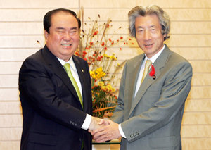 5일 일본을 방문한 문희상 열린우리당 의장(왼쪽)이 일본 총리관저에서 고이즈미 준이치로 총리와 만나 악수를 하고 있다. 도쿄=국회사진기자단