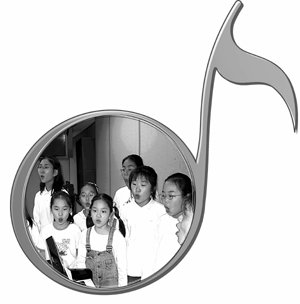 대교어린이TV합창단 단원들이 스튜디오에서 고성미 합창단장의 피아노 반주에 맞춰 합창연습을 하고 있다. 김진경 기자
