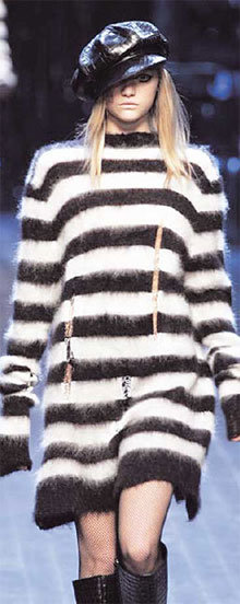 ‘크리스티앙 디오르’의 패션쇼에서 악어 가죽으로 만든 뉴스보이캡을 쓴 모델이 나오고 있다.