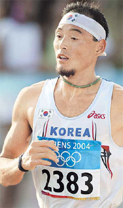 2004년 아테네 올림픽에서 힘찬 레이스를 펼치고 있는 이봉주. 동아일보 자료 사진