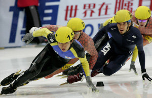 한국 안현수(왼쪽)와 안톤 오노가 7일 서울목동아이스링크에서 열린 2005-2006 ISU 쇼트트랙 서울 월드컵대회 남자 1,500 m 결승에서 경쟁을 벌이고 있다. [연합]