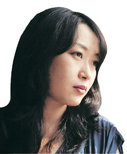 천운영 씨는 “‘잘 가라, 서커스’를 쓰면서 주인공들에게서 위안을 받았다. 주인공들과 헤어지기 싫어 마지막까지 결말을 오래 붙들고 있었다”고 말했다. 동아일보 자료 사진