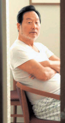 불법감청 사건으로 구속된 김은성 전 국가정보원 국내담당 차장에게서 도청 정보를 보고받았다는 의혹을 받고 있는 권노갑 전 민주당 고문이 9일 카메라에 잡혔다. 현대 비자금 200억 원을 받은 혐의로 징역 5년이 확정돼 복역 중이던 그는 최근 당뇨 합병증 등 지병이 악화돼 형집행정지로 풀려난 뒤 서울 중구 삼성제일병원에 입원 중이다. 사진 제공 민주신문