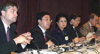 6일 서울 중구 서울프라자호텔 덕수홀에서 열린 ‘동북아 민간 6자 협력회의: 이슈와 어젠다’ 국제학술회의에서 참석자들이 토론을 벌이고 있다. 7일까지 계속된 이번 학술회의에선 남북한과 미국, 일본, 중국, 러시아 등 6자가 동북아시아 지역에서의 과거사 및 영토 문제까지 논의하는 민간학술협력회의를 구성하자는 제안이 나왔다. 이종승  기자