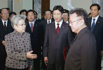 북한 노동당 창건 60주년을 축하하기 위해 북한을 방문 중인 우이 중국 부총리(왼쪽)가 8일 김정일 북한 국방위원장에게 악수를 청하고 있다. 우 부총리는 김 위원장에게 후진타오 국가주석의 구두 친서를 전달하고 축하의 뜻을 표했다. 평양=AP 연합뉴스