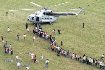 8일 멕시코 남부 치아파스 주의 타파출라에서 구호식량을 얻기 위해 군 헬기 앞에 길게 줄을 선 이재민들. 4일부터 시작된 허리케인 ‘스탠’의 영향으로 중앙아메리카 곳곳이 물에 잠겨 멕시코에서만 119만 명의 이재민이 발생했다. 타파출라=AP 연합뉴스