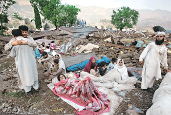 날벼락에 넋 잃은 주민들“모든 것을 잃었습니다.” 9일 파키스탄 수도 이슬라마바드에서 북쪽으로 90km 떨어진 발라코트 지역 주민들이 폐허가 된 집 앞에서 침통한 표정으로 구호를 기다리고 있다. 그러나 구조 장비가 절대적으로 부족한 실정이다. 발라코트=AP 연합뉴스
