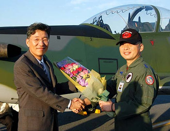 공군 237비행대대 김대중 대대장(오른쪽)과 국방과학연구소(ADD) 김영한 박사가 4일 경기 성남시의 237비행대대에서 만났다. 뒤의 비행기가 김 박사가 참여해 국내 독자 기술로 개발한 KO-1 전술통제기. 사진 제공 공군