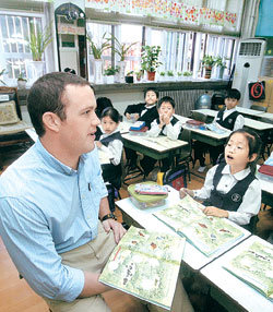 사립초등학교에서는 대부분 1학년 때부터 영어를 원어민 교사가 가르친다. 권주훈 기자