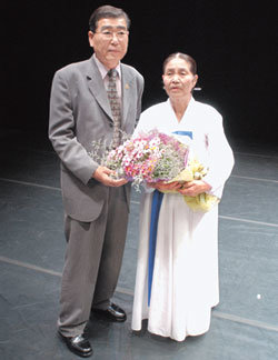 50년 만에 아들 이영철 씨로부터 무대에서 꽃다발을 받아든 어머니 장금도 씨. 사진 제공 서울국제무용제