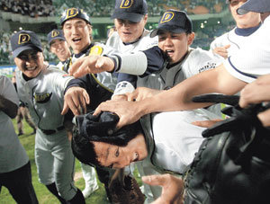 “MVP 축하해”두산 선수들이 전상렬(아래)의 머리를 때리는 독특한 축하 세리머니를 하고 있다. 수비형 선수인 전상렬은 주전 좌익수 최경환 대신 포스트시즌 출장 기회를 잡은 뒤 공수주에 걸친 맹활약으로 플레이오프 최우수선수(MVP)에 뽑히는 영광을 차지했다. 연합뉴스