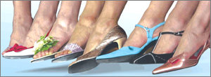 굽이 높거나 폭이 좁은 하이힐을 오래 신으면 발가락이 안쪽으로 굽는 등 발 건강에 적신호가 켜진다. 앉아 있을 때는 편한 신발로 갈아 신는 것이 좋다. 동아일보 자료 사진