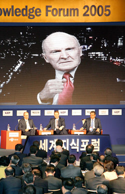 미국 제너럴일렉트릭(GE)의 잭 웰치 전 회장(위)이 11일 서울 쉐라톤워커힐호텔에서 개막된 세계지식포럼에서 화상 기조연설을 하고 있다. 사진 제공 매일경제