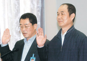 양대노총 위원장 국감 증인선서 이용득 한국노총(왼쪽)과 이수호 민주노총 위원장이 11일 국회에서 열린 국회 환경노동위원회의 노동부 국정감사에 출석해 증인 선서를 하고 있다. 김경제 기자