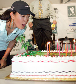 ‘Sweet Sixteen’11일(현지 시간) 16번째 생일을 맞은 미셸 위가 삼성월드챔피언십 개최 장소인 빅혼GC 측이 준비한 생일 케이크의 촛불을 끄고 있다. 팜데저트=연합뉴스