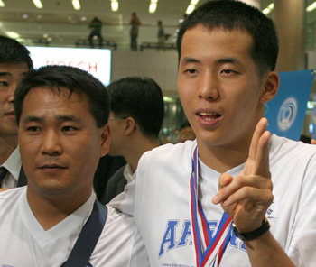 김진호 군(오른쪽)과 배내식 코치.