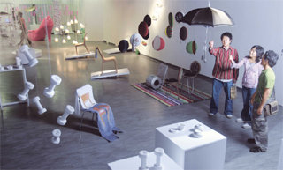 서울 서초동 예술의 전당 한가람디자인미술관에서 열리고 있는 ‘디자인 메이드 2005’. 일상 용품의 디자인을 다양하게 변형시킨 작품들을 선보인다. 변영욱 기자