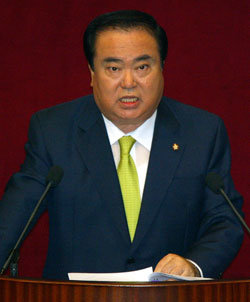 문희상 열린우리당 의장이 13일 오전 국회 본회의에서 교섭단체 대표연설을 하고 있다. 문 의장은 연설에서 북한 조선노동당에 대해 열린우리당과의 교류협력을 제안했다. 김동주 기자