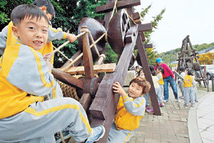 13일 경기 남양주시 조안면 다산 정약용 선생 유적지에서 열린 ‘실학축전 2005 경기’에서 아이들이 복원된 거중기를 시운전해보고 있다. 다산은 정조 때 수원 화성 축성을 위해 이 거중기를 고안해 냈다. 연합뉴스