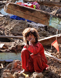 막막하다‘앞으로 어떻게 살아야 할까.’ 지진 발생 닷새째인 12일 파키스탄 북서부 아프가니스탄 국경지대에 위치한 바타모라 마을에서 한 소녀가 지진으로 무너진 건물 잔해더미 위에 주저앉아 있다. 구호단체들의 지원이 몰려들고 있지만 정작 지진 피해 지역의 어린이들은 먹을 것이 없어 빵과 과자만으로 하루하루 연명하고 있다. 바타모라(파키스탄)=로이터 연합뉴스