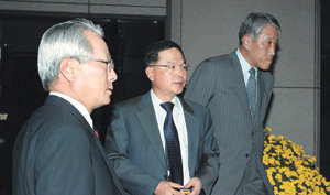 심야회의 마친 檢 간부들14일 검찰은 깊은 충격 속에 긴박한 움직임을 보였다. 정동기 인천지검장, 안대희 서울고검장, 이기배 수원지검장(왼쪽부터) 등 검찰 고위 간부들이 이날 밤 심야 긴급회의를 마치고 대검 청사를 나서고 있다. 강병기 기자