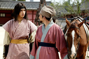 드라마 ‘점프’에서 21세기 초등학생 주용이는 고구려의 시조 주몽이 된다. 소심했던 주용이는 주몽으로 활약하면서 자신감을 얻는다. 사진 제공 EBS