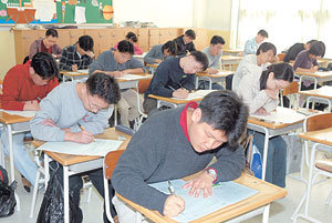 동아일보 수습기자 공채시험에 지원한 수험생들이 16일 서울 중앙중학교에서 필기시험을 치르고 있다. 김동주 기자