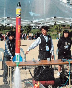 16일 경기 화성시 수원대 대운동장에서 열린 ‘제9회 대한민국 물로켓 에어로켓 발사대회’에서 참가자들이 물로켓을 발사하고 있다. 사진 제공 한국과학발명놀이연구회