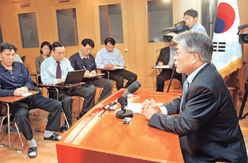 문재인 대통령민정수석비서관이 16일 기자간담회에서 노무현 대통령이 김종빈 검찰총장의 사표를 수리했다고 밝히고, 사표 수리 배경 등에 대해 설명하고 있다. 청와대사진기자단