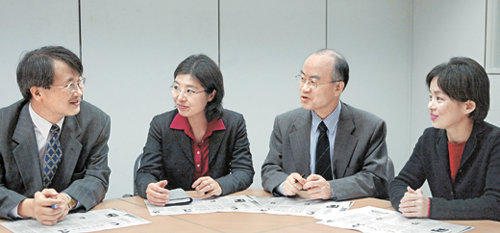 왼쪽부터 유의선, 최현희 위원, 김일수 위원장, 이지은 위원. 박영대  기자