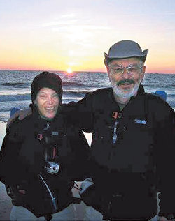 켄(오른쪽), 마샤 파워스 씨 부부가 올해 2월 27일 미국 도보 횡단 출발 지점인 델라웨어 주 헨로펜 곶에서 여명을 뒤로하고 기념사진을 찍었다. 사진 제공 갓타워크닷컴