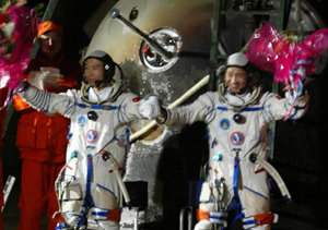 17일 중국 우주비행사 페이쥔룽(왼쪽), 녜하이성 대령이 선저우 6호 우주선에서 내려 마중나온 사람들에게 손을 흔들고 있다. 쓰쯔왕치(네이멍구)=로이터 연합뉴스
