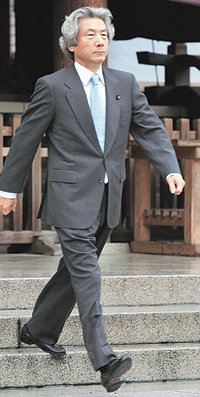 고이즈미 준이치로 일본 총리가 17일 오전 야스쿠니신사를 참배한 뒤 걸어 나오고 있다. 도쿄=AFP 연합뉴스