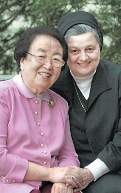 김인숙 명예회장(왼쪽)과 안재인 수녀.