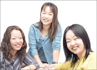 세 자매가 JEI재능교육 용인지역국에서 함께 일하고 있어 화제다. 왼쪽부터 한원경 의경 미경 씨. 홍성철 기자