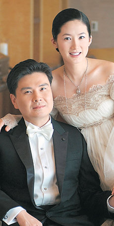 18일 오후 서울 쉐라톤그랜드워커힐호텔에서 결혼식을 올린 배우 심은하(오른쪽)와 신랑 지상욱 씨. 연합뉴스