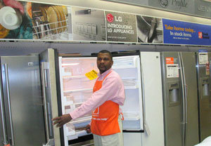 미국 뉴저지 주 퍼래머스에 있는 홈디포 매장의 생활가전 코너에서 일하고 있는 직원이 LG전자의 3도어 냉장고를 보여주고 있다. 퍼래머스=공종식 특파원