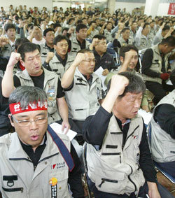 화물연대 노조 각 지부 조합간부 500여 명이 19일 충남 공주시 탄천면 공주유스호스텔에서 확대 간부회의를 열고 투쟁결의를 다지는 한편 파업대책을 숙의했다. 공주=박영대 기자