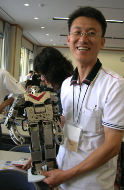 로봇 태권브이를 들고 있는 전영수 과장. 전 과장이 개발한 태권브이는 지난달 일본 로보원 대회에서 일본 로봇들과 격투기로 승부를 겨뤄 우승했다. 사진 제공 EBS