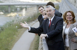 국가경영전략연구원 초청으로 한국을 찾은 호주의 30대 정치인들이 20일 서울 성동구 마장동의 청계천문화관에 들러 청계천을 둘러보고 있다. 이들은 “청계천문화관에서 옛날 더러웠던 청계천 사진을 봤는데 다시 태어난 청계천은 참 깨끗하고 아름답다”고 말했다. 원대연 기자